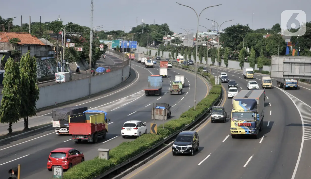 Sejumlah kendaraan melintasi ruas Tol Jagorawi, Jakarta, Rabu (22/4/2020). Mulai 24 April 2020, pemerintah akan memberikan sanksi bagi warga yang nekat keluar masuk wilayah Jabodetabek dan wilayah zona merah virus corona COVID-19. (merdeka.com/Iqbal S. Nugroho)