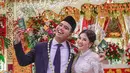 Gaun kebaya putih berpayet yang membalut tubuhnya menciptakan kesan elegan nan mewah. [@fuji_an].
