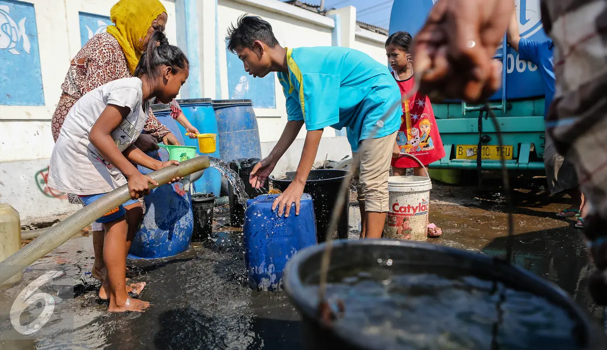 Sejumlah warga mengisi ember mereka dengan air bersih kawasan Muara Angke, Jakarta, Selasa (4/8/2015). Memasuki musim kemarau, warga kesulitan mendapatkan air bersih karena beberapa sumber air mengalami kekeringan. (Liputan6.com/Faizal Fanani)