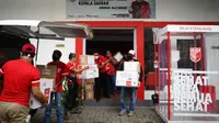 PKPI menyalurkan bantuan untuk masyarakat saat pandemi corona covid-19. (Liputan6.com/Putu Merta Surya Putra)