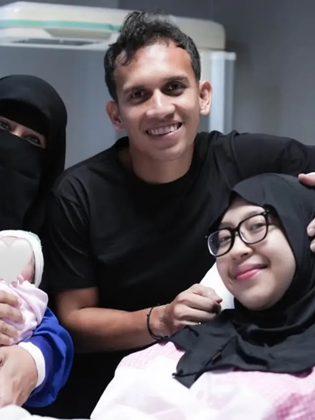 6 Potret Adiba Khanza Melahirkan Anak Pertama, Umi Pipik Resmi Timang Cucu