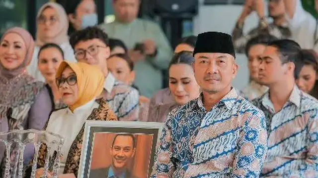 Potret keluarga besar Reza Artamevia di acara lamaran Thariq dan Aaliyah (Sumber: Instagram/@rezaartameviaofficial)