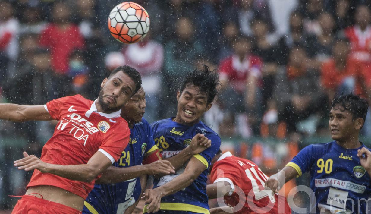 Bek Persija Jakarta, William Pacheco, duel udara dengan pemain Cilegon United. Pertandingan uji coba kontra Cilegon United ini menjadi laga uji coba ketiga Persija atau yang pertama di luar Jabodetabek. (Bola.com/Vitalis Yogi Trisna)