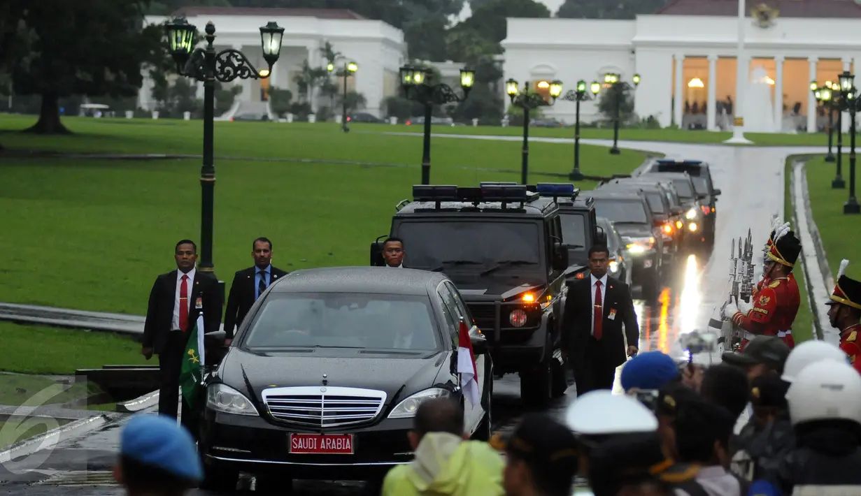 Iring-iringan kendaraan Raja Salman bin Abdulaziz saat meninggalkan Istana Bogor, Rabu (1/3). Mengawali kunjungan, Raja Arab Saudi, Salman bin Abdulaziz bertemu Presiden Jokowi di Istana Bogor. (Liputan6.com/Helmi Fithriansyah)