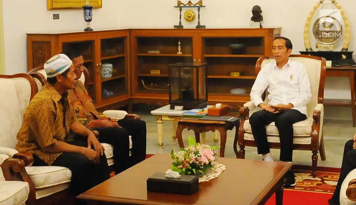 Presiden Joko Widodo (Jokowi) menerima kedatangan dua pedagang yang tokonya dijarah perusuh aksi 22 Mei, di Istana Merdeka, Jumat (24/5/2019). Pedagang Abdul dan Ismail ini mengalami kerugian setelah warung kopinya di Jl H Agus Salim dan di KH Wahid Hasyim dijarah massa. (Liputan6.com/Angga Yuniar)