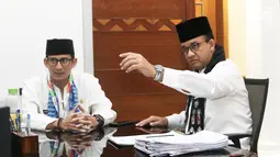 Gubernur DKI Jakarta Anies Baswedan membaca surat pengunduran diri Sandiaga Uno sebagai Wakil Gubernur di Balai Kota Jakarta, Jumat (10/8). Sandiaga mundur karena maju sebagai Cawapres pendamping Prabowo Subianto (Liputan6.com/Herman Zakharia)