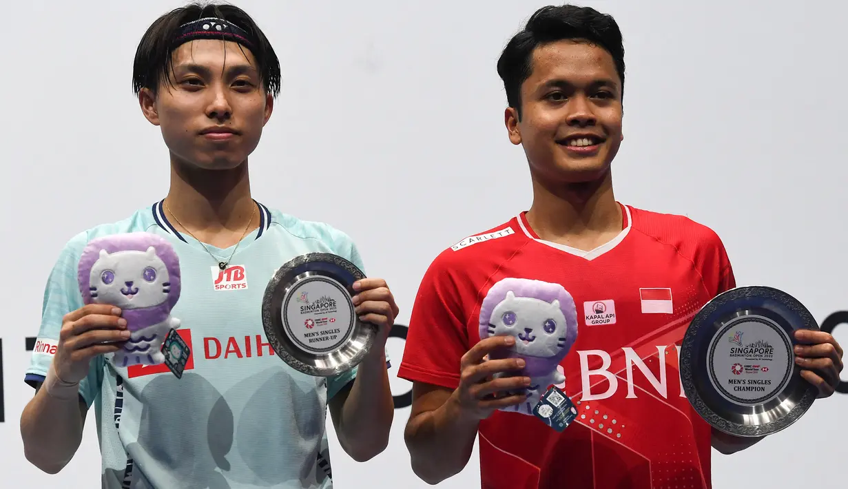 Pebulu tangkis tunggal putra Indonesia, Anthony Sinisuka Ginting berhasil menjuarai turnamen bulu tangkis Singapore Open 2022. Dalam laga final yang digelar di Singapore Indoor Stadium, Minggu (17/7/2022), Ginting mampu menyudahi perlawanan ulet wakil Jepang, Kodai Naraoka. Di dua nomor lain, ganda putra dan ganda putri, Indonesia juga berhasil membawa pulang gelar juara. (AFP/Roslan Rahman)