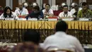 Anggota KPU Provinsi seluruh Indonesia mengikuti rapat evaluasi di ruang rapat KPU Pusat, Jakarta, Selasa (4/4). Rapat itu membahas mengenai evaluasi PPID KPU "Inovasi mewujudkan transparansi data dan informasi kepemiluan". (Liputan6.com/Faizal Fanani)