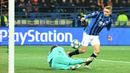 Pemain Atalanta Timothy Castagne mencetak gol ke gawang Shakhtar Donetsk pada pertandingan Grup C Liga Champions di Kharkiv, Ukraina, Rabu (11/12/2019). Atalanta sukses mengukir sejarah untuk pertama kalinya mampu lolos ke babak 16 besar Liga Champions. (Sergei SUPINSKY/AFP)