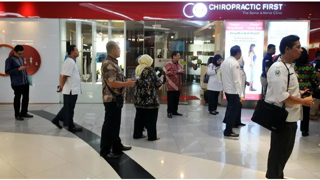 Usai penggeledahan klinik Chiropractic Indonesia di Lantai 2 Mal Gandaria City, Jakarta Selatan, petugas gabungan menutup paksa klinik yang telah beroperasi selama 2 tahun tersebut. Penutupan dilakukan karena klinik tersebut ditengarai melakukan serangka
