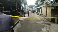 Suasana penggeledahan rumah teroris bom Kampung Melayu di Cileunyi, Kabupaten Bandung. (Liputan6.com/Aditya Prakasa)