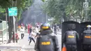 Pengunjuk rasa melemparkan batu ke arah petugas polisi selama bentrokan sebelum terjadi pembakaran bis milik Brimob di kawasan Tanah Abang,  Jakarta, Rabu (22/5/2019). (merdeka.com/Arie Basuki)