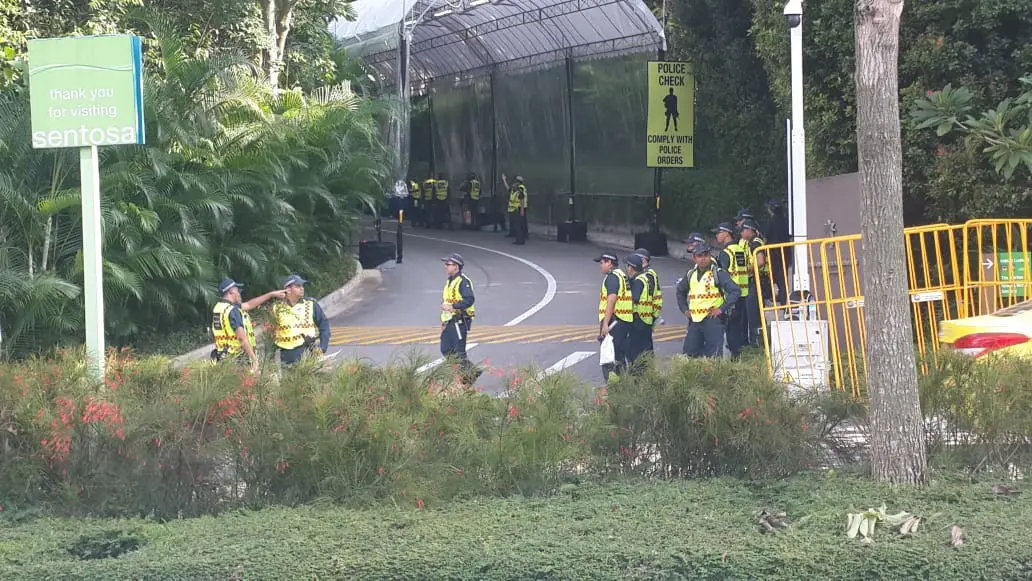 Polisi berjaga di gerbang Hotel Capella, Pulau Sentosa, lokasi pertemuan Donald Trump - Kim Jong-un pada 12 Juni 2018 mendatang (11/6/2018). (Rizki Akbar Hasan/Liputan6.com)