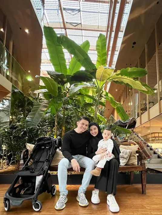 Sekalipun tampil monokrom, ia memadukannya dengan sneakers yang memberi nuansa kontras. [Foto: instagram.com/zaskiasungkar15]