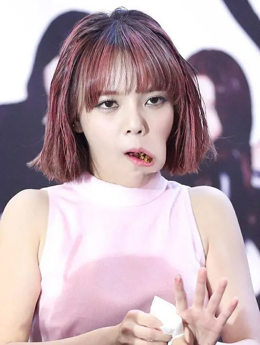 Jimin AOA merupakan salah satu idol Korea yang punya wajah cantik menawan. Namun pada suatu kesempatan, ia tertangkap kamera saat sedang makan. (Foto: koreaboo.com)