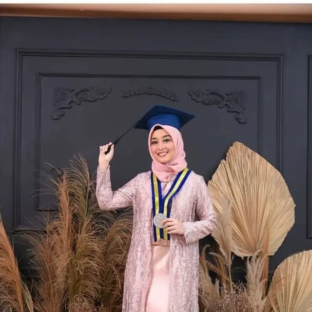 Fokus S3, Ini 6 Potret Maya Nabila Mahasiswi S3 Termuda ITB saat Wisuda S2