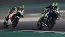 Pebalap Movistar Yamaha, Valentino Rossi memacu motornya pada MotoGP Qatar di Sirkuit Losail, Doha, Minggu (18/3/2018). Dirinya finish ketiga terpaut 0,797 detik dari Andrea Dovizioso dengan catatan waktu 42 menit 34,654 detik. (AFP/Karim Jaafar)