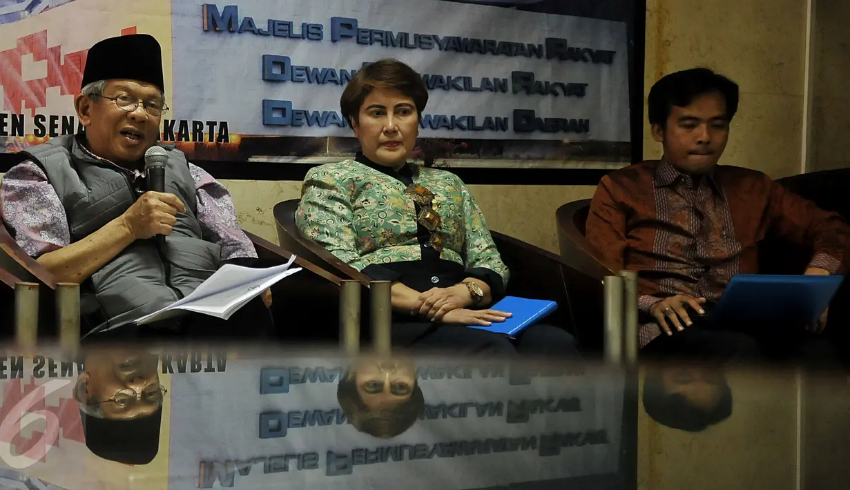 Anggota DPD RI Dapil DKI Jakarta, AM Fatwa (kiri) saat Dialog Kenegaraan di Senayan, Jakarta, Rabu (4/11/2015). Dialog membahas "Menjawab Hak Bertanya DPD RI Tentang Urgensi Perpres KA Cepat Jakarta - Bandung" (Liputan6.com/Johan Tallo)