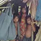 Anak-anak bermasin di Rumah Godong Orang Rimba di kelompok Sako Ninik Tuo, Makekal Ilir, Kabupaten Tebo. (Liputan6.com/Gresi Plasmanto)