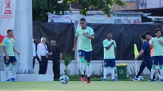 Para pemain Timnas Brasil U-17 menjalani latihan jelang pertandingan babak 16 besar Piala Dunia U-17 2023 di Lapangan Sriwaru, Solo, Jawa Tengah, Minggu (19/11/2023). Timnas Brasil U-17 akan bertanding melawan Timnas Ekuador U-17 pada pertandingan babak 16 besar di Stadion Manahan Solo pada Senin 20 November 2023. (Doc. LOC WCU17/RKY)