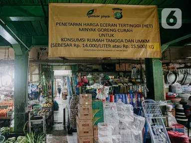 Spanduk terkait penetapan harga minyak goreng subsidi di lorong Pasar Kramat Jati, Jakarta, Senin (30/5/2022). Adanya spanduk minyak goreng subsidi tersebut  untuk mensosialisasikan soalnya Per 31 Mei 2022 pemerintah berencana mencabut subsidi minyak goreng curah. (Liputan6.com/Faizal Fanani)