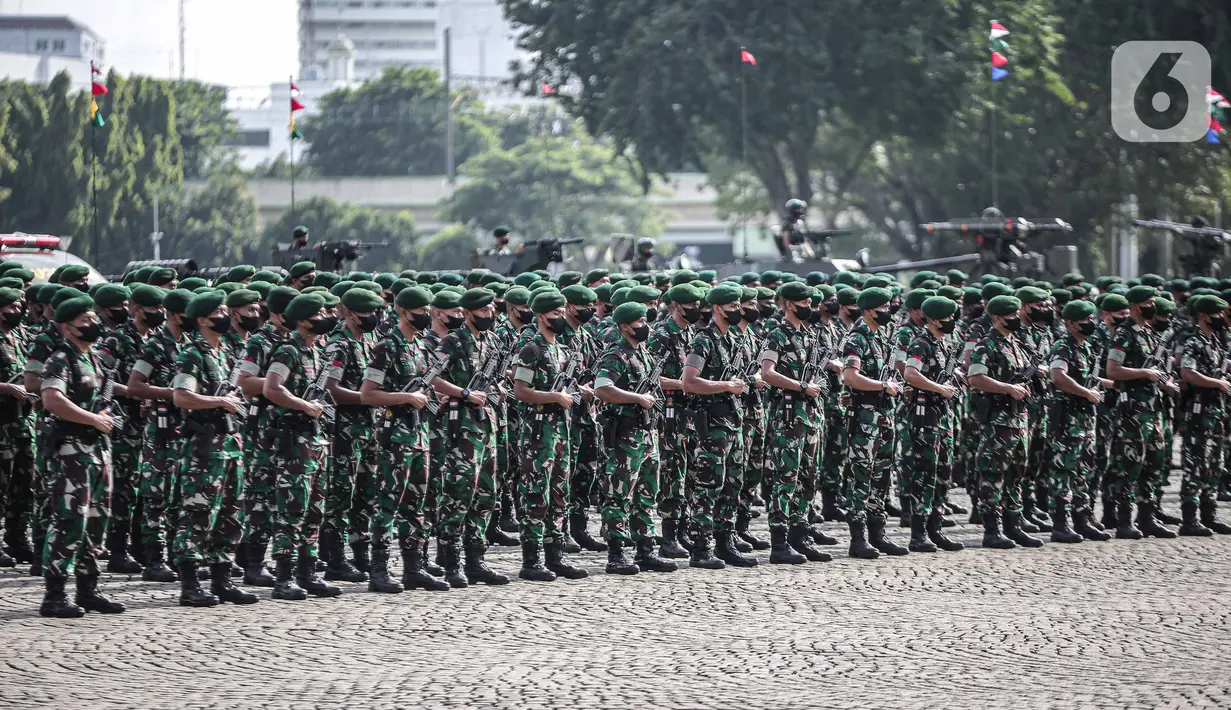 Prajurit TNI AD mengikuti Apel Gelar Pasukan Jajaran TNI AD di Lapangan Monas, Jakarta, Selasa (25/1/2022). Pasukan TNI AD dan Alutsista dipamerkan saat mengikuti gelar apel pasukan. (Liputan6.com/Faizal Fanani)