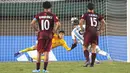 Pemain Timnas Argentina U-17, Agustin Fabian Ruberto mencetak gol melalui tendangan penalti ke gawang Timnas Venezuela U-17 pada laga 16 besar Piala Dunia U-17 2023 di Stadion Si Jalak Harupat, Bandung, Selasa (21/11/2023). (Bola.com/Ikhwan Yanuar)