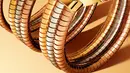 Terakhir, koleksi ini hadir dengan jam tangan Bvlgari Bvlgari Tubogas baru, yang memadukan gelang Tubogas yang lentur dengan ukiran logo ganda pada casing emas kuning – terinspirasi oleh ukiran bulat pada koin Romawi kuno. [Dok/Bvlgari].