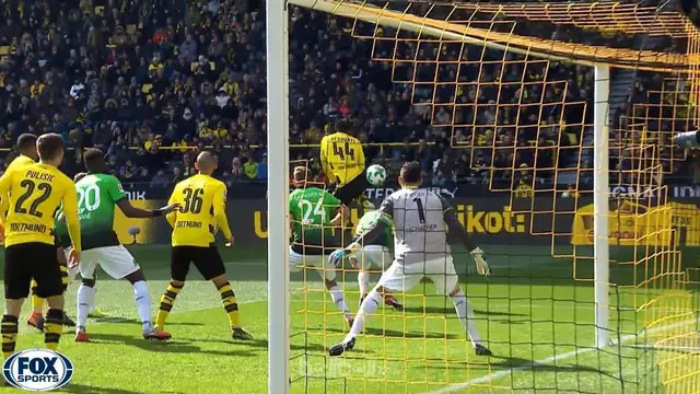 Michy Batshuayi mencetak gol akrobatik saat Dortmund hadapi Hannover. This video is presented by Ballball.