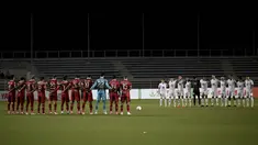 Timnas Filipina (kanan) dan Indonesia memulai laga pamungkas Grup A Piala AFF 2022 dengan melakukan Minute's Silence for Pele di Stadion Rizal Memorial, Manila, Filipina, Senin (2/1/2023). (AFP/Jam Sta Rosa)