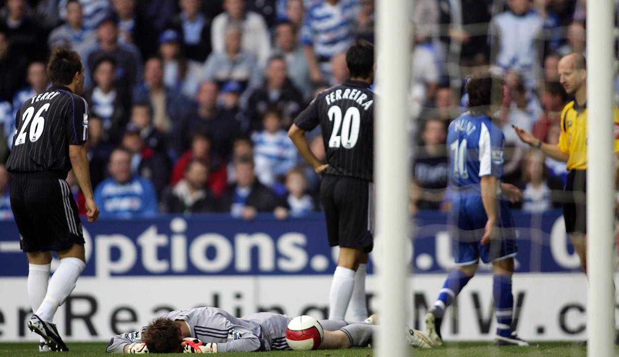 3. Petr Cech (Chelsea) - Cedera retak tulang tengkorak saat melawan Reading yang membuatnya harus absen tiga bulan. (AFP/Adrian Dennis)