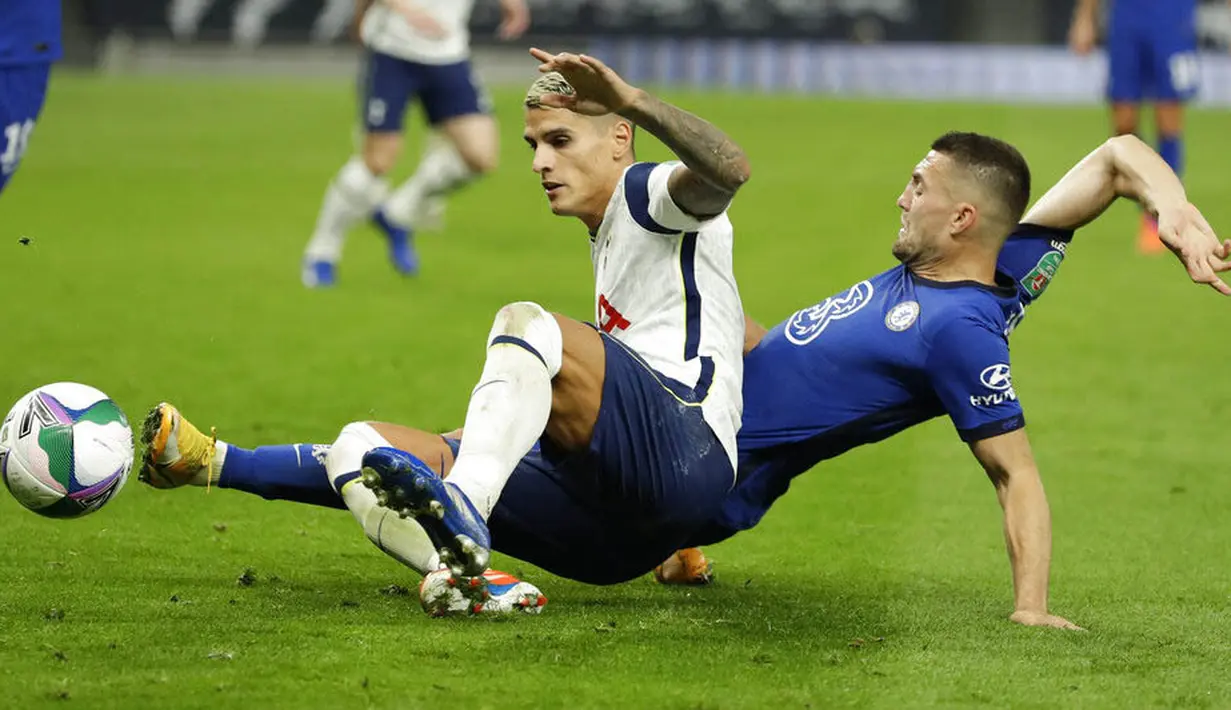 Gelandang Chelsea, Mateo Kovacic, berebut bola dengan pemain Tottenham Hotspur, Erik Lamela, pada laga Piala Liga Inggris di London, Rabu (30/9/2020). Tottenham menang adu penalti dengan skor 5-4 (1-1). (Matt Dunham/Pool via AP)
