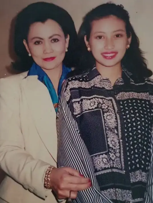 <p>Paras cantiknya ternyata menurun dari sang mama yang juga begitu cantik. Potret Annisa saat remaja dan mulai berdandan. [Instagram/hapsarianissa29]</p>