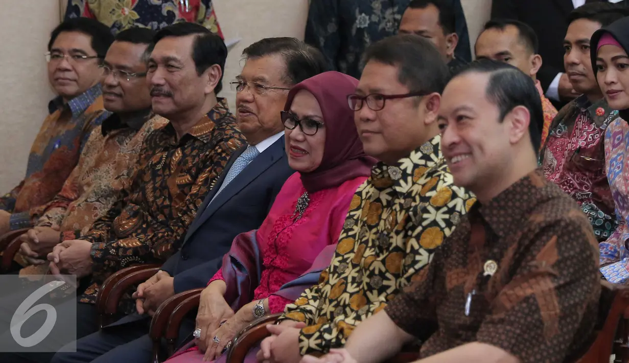 Wapres Jusuf Kalla dan sejumlah Menteri Kabinet Kerja saat menghadiri penerimaan penghargaan 'The Order of Rising Sun, Gold and Silver Star' untuk pengusaha Sofjan Wanandi di Kedubes Jepang, Jakarta, Selasa (1/12). (Liputan6.com/Angga Yuniar)