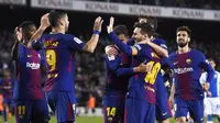 Para pemain Barcelona merayakan gol yang dicetak oleh Lionel Messi ke gawang Leganes pada laga La Liga di Stadion Camp Nou, Sabtu (7/4/2018). Barcelona menang 3-1 atas Leganes. (AP/Manu Fernandez)