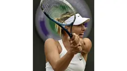 Maria Sharapova menang mudah atas petenis Swiss, Timea Bacsinszky (6-2, 6-1) di babak kedua turnamen Wimbledon, (26/6/2014). (REUTERS/Toby Melville)