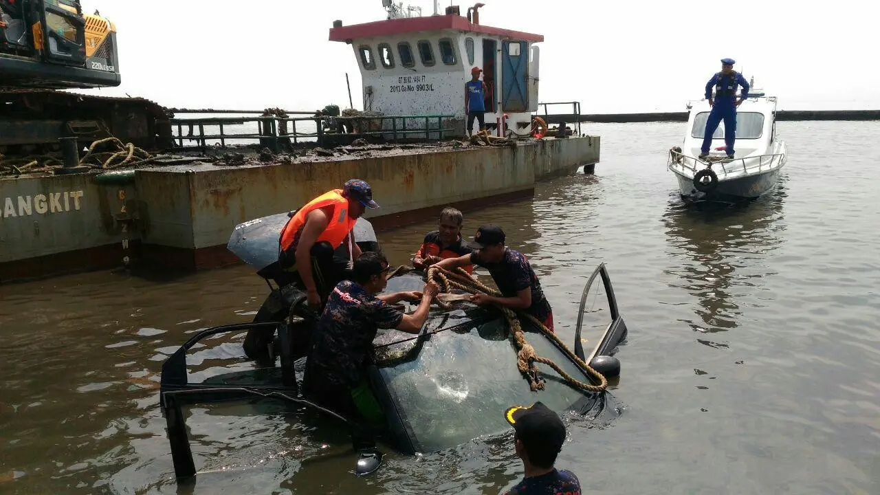 Kejadian Misterius Mobil dan Kembang 7 Rupa Tiba-Tiba Muncul di Laut 