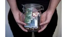 Semua orang memiliki kesalahan dalam mengatur keuangan mereka, tetapi rata-rata orang yang sulit mengatur keuangannya berada di usia 40 tahun. Mereka memiliki kebiasaan buruk dalam mengatur anggaran kebutuhan dari hasil gaji yang diterima.