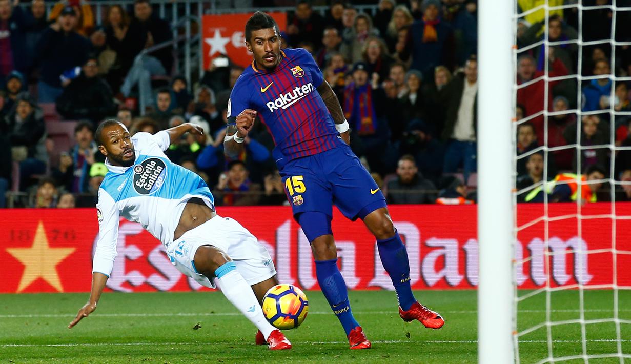 Pemain Barcelona, Paulinho melakukan tendangan ke gawang Deportivo La Coruna pada pertandingan pekan ke-16 La Liga di Stadion Camp Nou, Senin (18/12). Barcelona menekuk tamunya La Coruna 4-0 lewat dua gol Paulinho. (AP/Manu Fernandez)