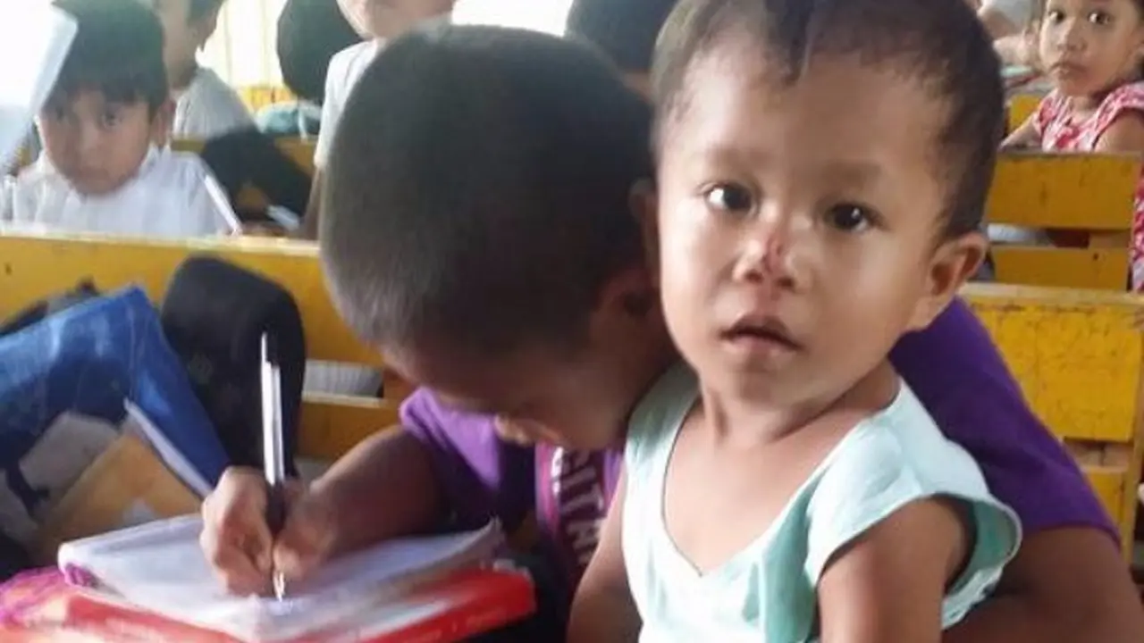 Jaga Adik Sambil Sekolah, Perjuangan Bocah Ini Tuai Pujian