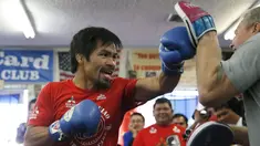 Petinju Manny Pacquiao melakukan latihan bersama pelatihnya jelang pertarungan melawan Tim Bradley di Hollywood, Los Angeles, California, Rabu (30/3). Petinju berjuluk ‘Pacman’ itu akan menantang Bradley pada 9 April 2016 nanti. (REUTERS/Lucy Nicholson)