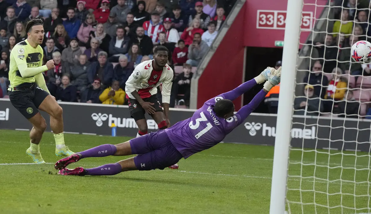 <p>Namun Julian Alvarez eksekusi penalti dengan baik pada menit ke-75 sehingga membuat Man City akhiri pertandingan dengan skor 4-1. (AP Photo/Frank Augstein)</p>
