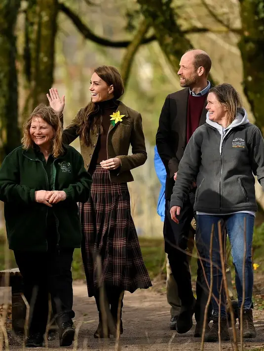 Seperti outfit bernuansa earth tone yang satu ini. Dengan warna senada, Kate Middleton padukan turtleneck dengan rok midi tartan dan cropped blazer cashmere. Dipadu dengan boots tinggi dan bros bunga matahari di blazernya [@princesandprincessofwales]