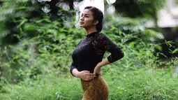 Salah satu penampilannya yang tak kalah cantik saat memakai kebaya. Aktris yang mengawali kariernya sebagai model iklan ini tampil elegan dengan kebaya berwarna hitam. (Liputan6.com/IG/@arieltatum)