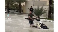 Potret Kelakuan Orang Dubai Ketika Banjir. (Sumber: TikTok/@5alidd7)