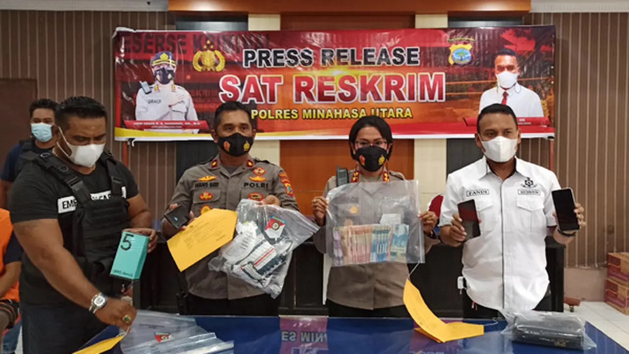 Kapolres Minahasa Utara AKBP Grace Rahakbau saat memimpin konferensi pers pengungkapan kasus pencurian ponsel di Sulut.