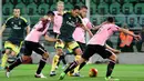 Penyerang AC Milan, Carlos Bacca (tengah) mencoba melewati kerumunan pemain Palermo pada lanjutan Serie A Liga Italia di Stadion Renzo Barbera, Palermo, Kamis (4/2/2016) dini hari WIB. (AFP/Giovanni Isolino)