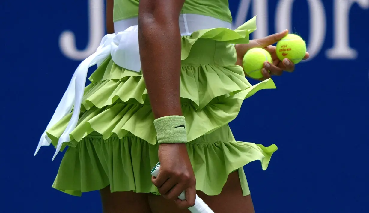 Detail pakaian petenis Jepang, Naomi Osaka saat melakukan pemanasan sebelum laga putaran pertama melawan petenis Latvia, Jelena Ostapenko pada laga putaran pertama Amerika Open 2024 di USTA Billie Jean King National Tennis Center, New York, Selasa (27/08/2024). (AFP/Mike Stobe)