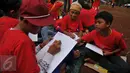 Seorang anggota sahabat anak marjinal dari Jabodetabek menulis surat untuk menyampaikan aspirasinya di Bumi Perkemahan Ragunan, Jakarta, Sabtu (30/7). Kegiatan menulis surat yang mengusung tema 'Gizi untuk Prestasi'. (Liputan6.com/Gempur  M Surya)