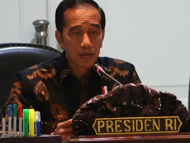 Presiden Joko Widodo atau Jokowi (kiri) didampingi Wapres Jusuf Kalla saat memimpin rapat terbatas di Istana, Jakarta, Selasa (2/10). Rapat terbatas diikuti sejumlah menteri dan kepala lembaga negara. (Liputan6.com/Angga Yuniar)